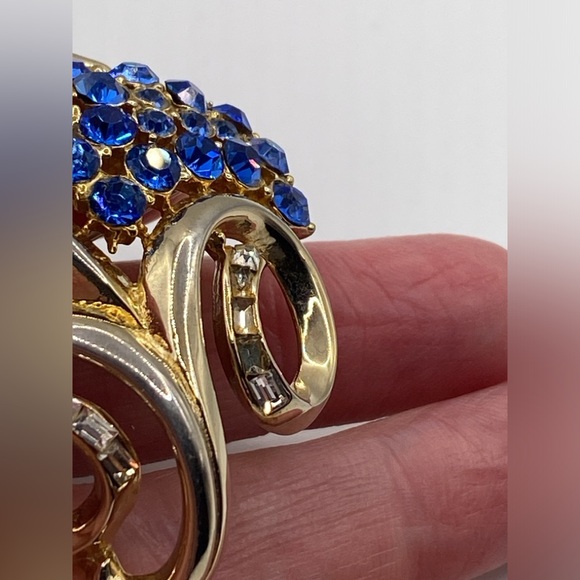 CORO Signed Blue Rhinestone Vintage Brooch Gorgeous 💙Host Pick💙 - Picture 4 of 8